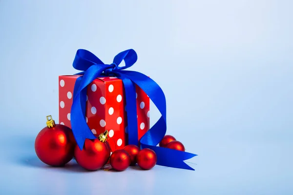 Χριστουγεννιάτικη Σύνθεση Χριστουγεννιάτικα Δώρα Διακοσμήσεις Μπλε Φόντο — Φωτογραφία Αρχείου