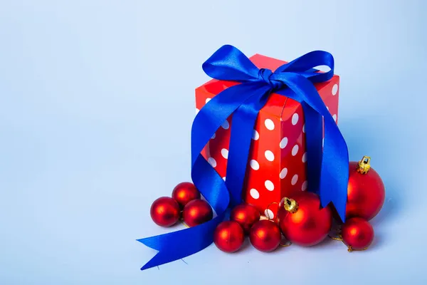 Weihnachtskomposition Weihnachtsgeschenke Dekorationen Auf Blauem Hintergrund — Stockfoto