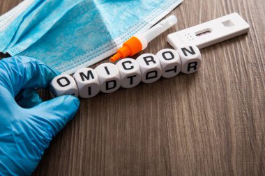 Yeni covid-19 omikron varyant türü sembolü. Konsept ve COVID-19 Omicron