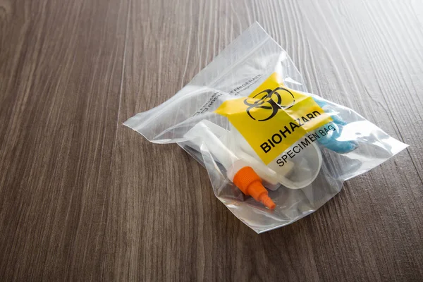 Covid 19高速抗原検査キットとバイオハザード試験片袋 — ストック写真