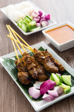 Lezzetli fıstık soslu Malezya bifteği. Güneydoğu Asya 'nın ünlü yemekleri.