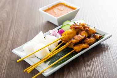 Lezzetli fıstık soslu Malezya tavuğu. Güneydoğu Asya 'nın ünlü yemekleri.