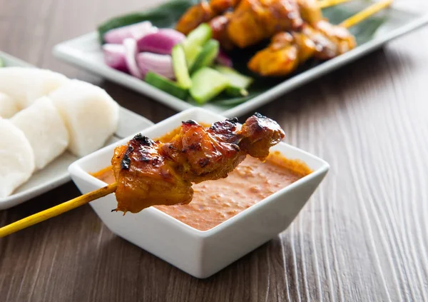 Малазийский Куриный Сатай Вкусным Арахисовым Соусом Знаменитая Еда Юго Восточной — стоковое фото