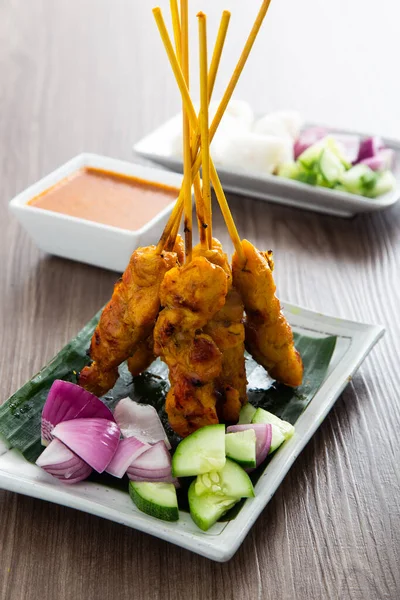 Malaysiska Kyckling Satay Med Läcker Jordnötssås Berömd Mat Sydostasien — Stockfoto