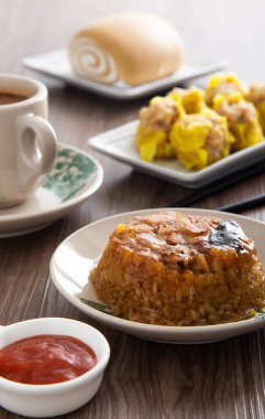 Dim Sum Loh Mai Kai Tavuk mantarlı ve sosisli Glutinous Rice buğulama