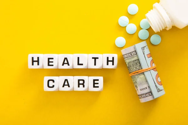 Sağlık Hizmetleri Kelimesi Para Ilaç Ile Sarı Arka Planda — Stok fotoğraf