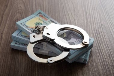 Para ve kelepçe. Yolsuzluk, dolandırıcılık, para aklama kavramı