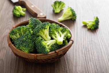 Sağlıklı yeşil organik çiğ brokoli Florets