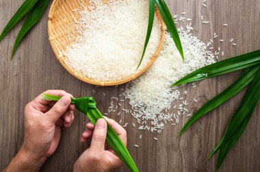 Ahşap zemin üzerinde Aromatik Pandan olan çiğ pirinç.