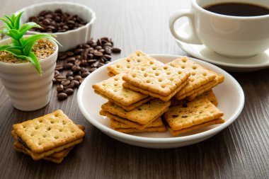 Tahta masada çikolatalı bisküvi