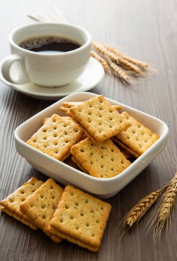 Tahta masada çikolatalı bisküvi