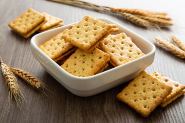 Tahta masada çikolatalı bisküvi