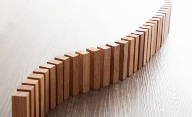 Sıraya dizilmiş bir sürü tahta blok. Domino Efekti Konsepti