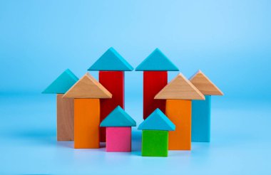 Ahşap ev modeli. Doğru ev ve konut geliştirme, topluluk. Emlak sigortası ve ev satın alma kavramı..