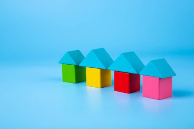 Ahşap ev modeli. Doğru ev ve konut geliştirme, topluluk. Emlak sigortası ve ev satın alma kavramı..