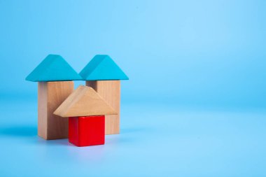 Ahşap ev modeli. Doğru ev ve konut geliştirme, topluluk. Emlak sigortası ve ev satın alma kavramı..