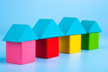 Ahşap ev modeli. Doğru ev ve konut geliştirme, topluluk. Emlak sigortası ve ev satın alma kavramı..