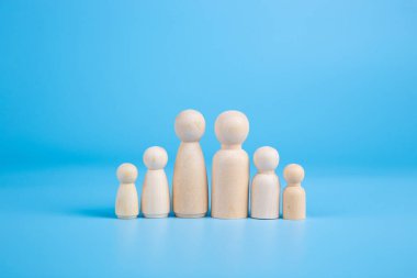 Ahşap bir aile figürü. Sevgi dolu bir aile kavramı.