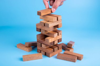 İş dünyasındaki plan ve strateji, İş Büyütme Konsepti 'ni geliştirmek için Risk, insan eli birikiyor ve ahşap bir bloğu istifliyor..