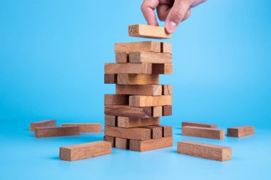 İş dünyasındaki plan ve strateji, İş Büyütme Konsepti 'ni geliştirmek için Risk, insan eli birikiyor ve ahşap bir bloğu istifliyor..