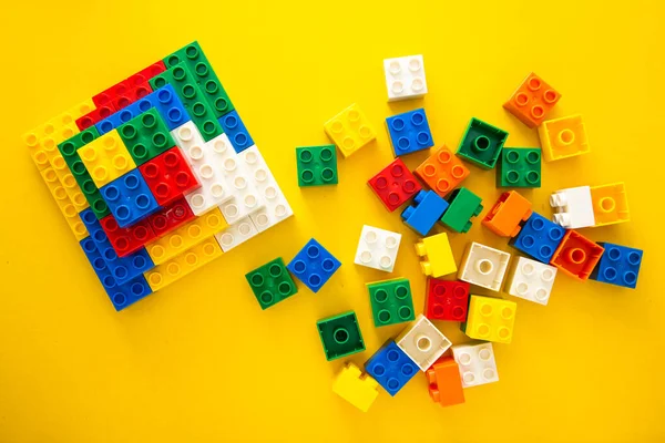Sarı arkaplanda plastik yapı taşları