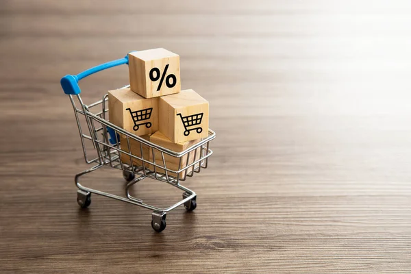 Supermarket Carts Shopping Cart Percentage Icon Wooden Cubes Shopping Concept — Stockfoto