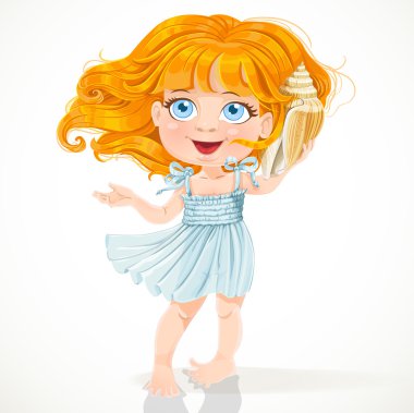 bir sundress büyük bir denizin sesi dinlemek içinde şirin kız