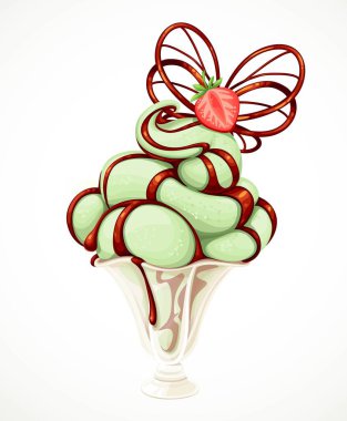 Yumuşak fıstıklı dondurma, çikolata şurubuyla doldurulmuş ve beyaz arka planda izole edilmiş bir kasede çilekle süslenmiş.