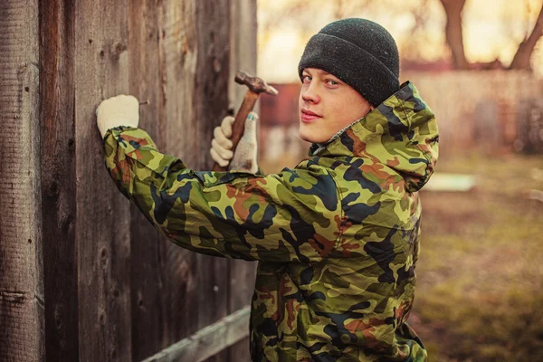 Kladivem hřebík. — Stock fotografie