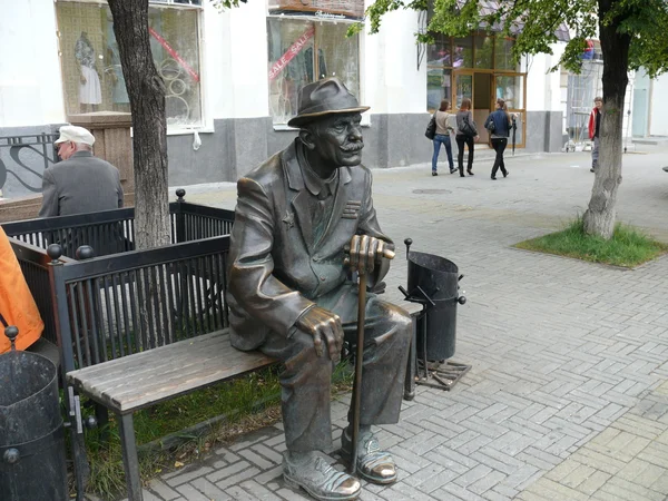 Chelyabinsk, Russia - June 29, 2008: Summer day. Monument of Old Man on Jun — Stock Photo, Image