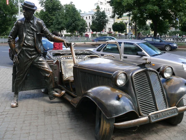 Moskau, Russland - 27. Juni 2008: Sommertag. Denkmal von Juri Nikulin auf jun — Stockfoto