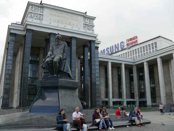 Moscú, Rusia - 27 de junio de 2008: Monumento de Fedor Dostoievski en la plaza cerca —  Fotos de Stock