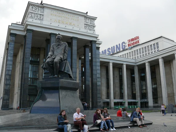 Moscú, Rusia - 27 de junio de 2008: Monumento de Fedor Dostoievski en la plaza cerca — Foto de Stock