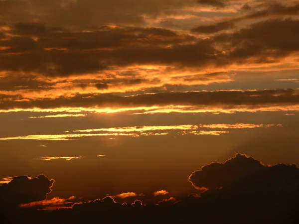 Orangener Sonnenuntergang am Himmel — Stockfoto
