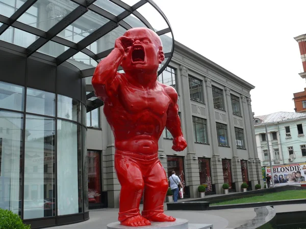 Moscou, Rússia - 27 de junho de 2008: Dia de verão. Monumento de Gorlum vermelho perto de Cen Fotos De Bancos De Imagens Sem Royalties