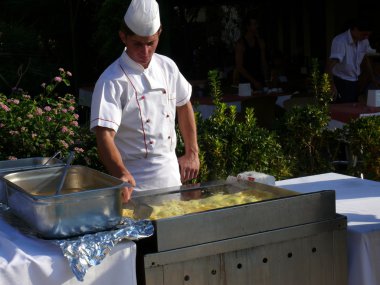 Alanya, Türkiye - Ağustos 31, 2008: genç aşçı aydinbey otel, Alanya, Türkiye üzerinde Ağustos 31, 2008 otel restoranında bir omlet yapmak