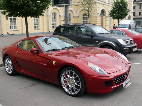 Moskova, Rusya - 27 Haziran 2008: kırmızı ferrari olan tsum 27 Haziran 2008 Moskova, Rusya