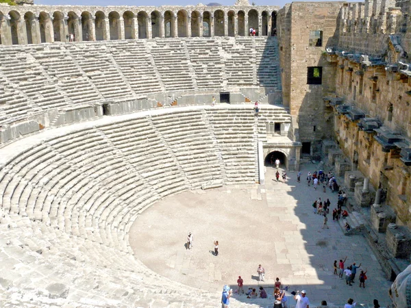 Aspendos, Turkey - September 04, 2008: take pictures on excursion in old amphiteater on September 04, 2008 in Aspendos, Turkey — Stock Photo, Image