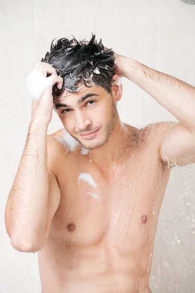 Bonito homem no chuveiro — Fotografia de Stock