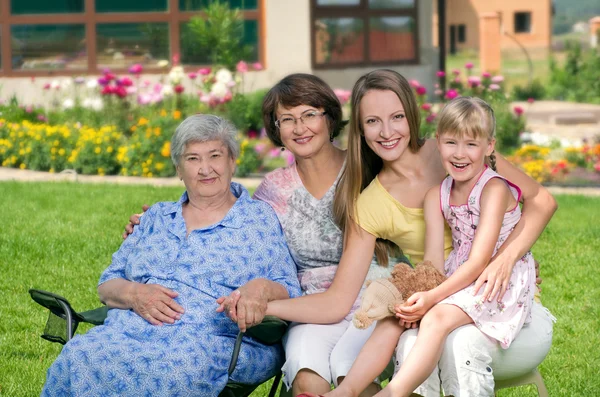 Cuatro generaciones de mujeres en el campo — Foto de Stock