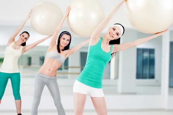 Drie meisjes in fitnessclub — Stockfoto