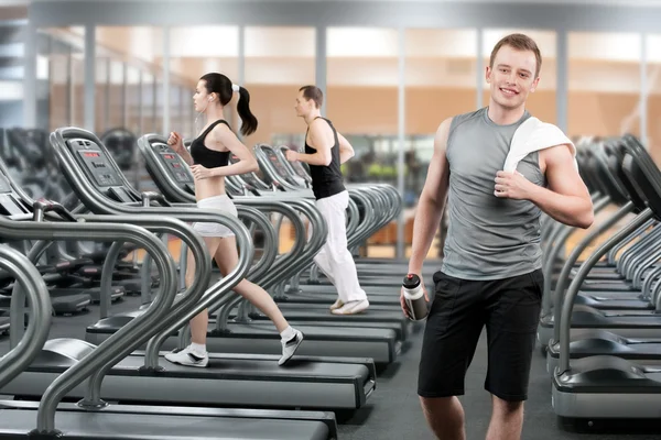 Young man in fitness club — Stock Photo, Image