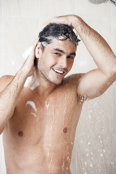 Schöner Mann in der Dusche — Stockfoto