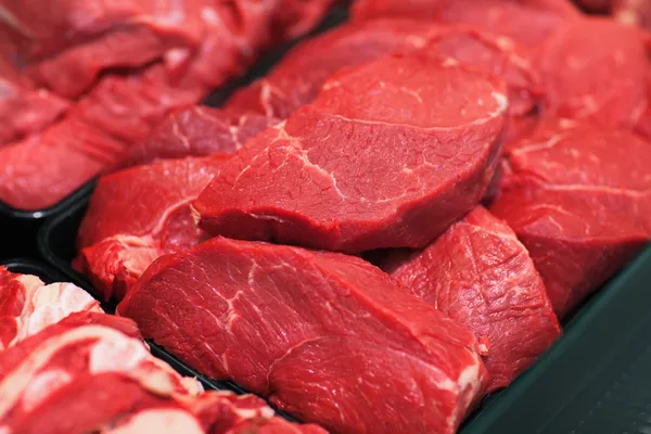 Carne crua no hipermercado — Fotografia de Stock