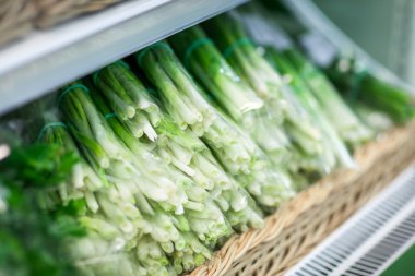 bir süpermarkette yeşil soğan