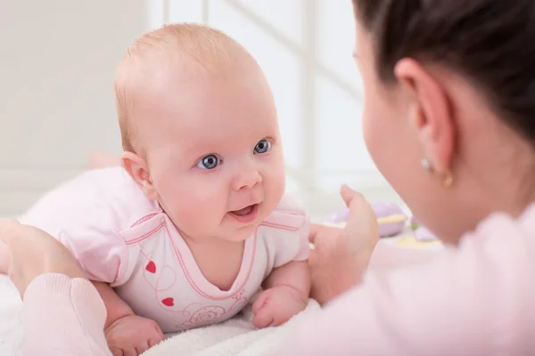 Foto van gelukkig baby met moeder — Stockfoto