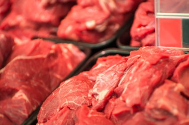 süpermarkette rafta taze çiğ et