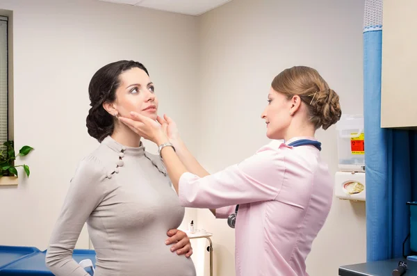 Médico endocrinólogo revisando tiroides embarazada — Foto de Stock