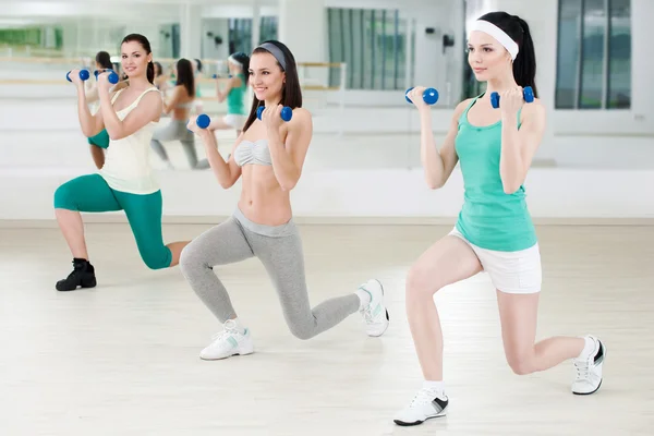 Três meninas no clube de fitness — Fotografia de Stock