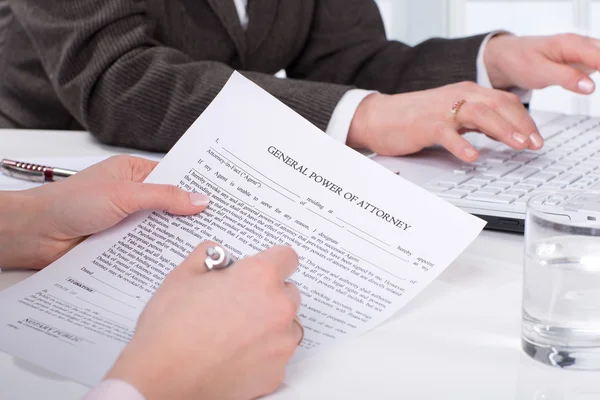 Hands of the woman signature document — Stock Photo, Image